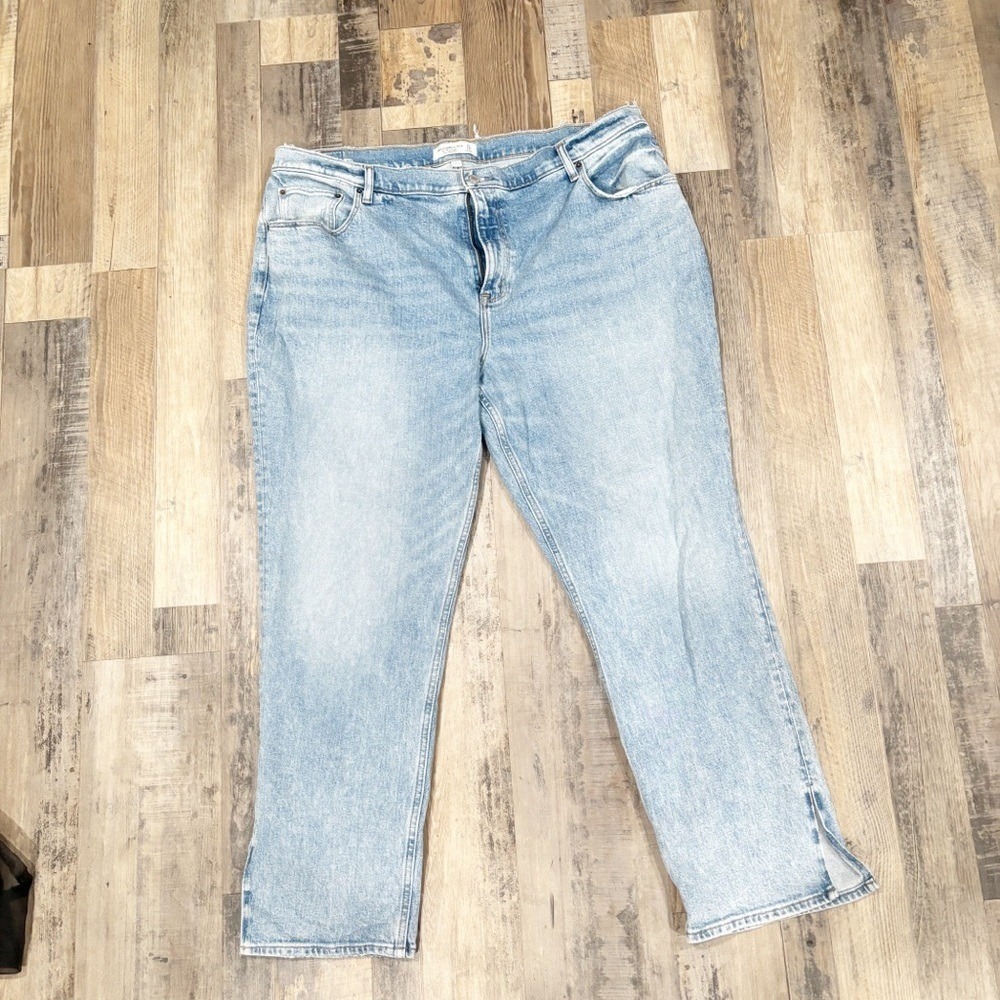 Abercrombie & Fitch Curve Love 90s Straight Ultra High Rise Light Wash Jean | 20